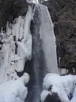 冬には滝が凍り付く！氷瀑鑑賞。