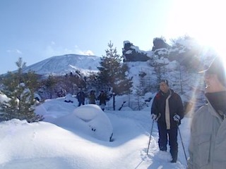 あさま軽井沢のスノーシューハイキングで冬のアウトドア。雪山の絶景に感動！