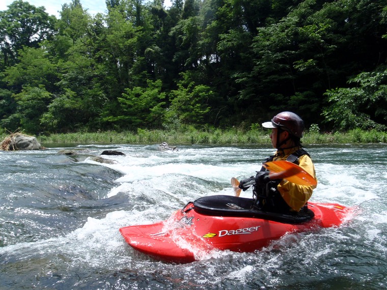 関東でリバーカヤック体験ツアー〜川下りスクール､川で波乗りサーフィン