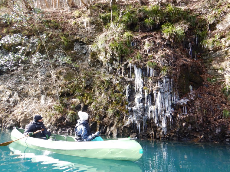 関東群馬、四万温泉近くで楽しむ冬カヌー〜四万湖、四万ブルー、冬の造形美氷柱