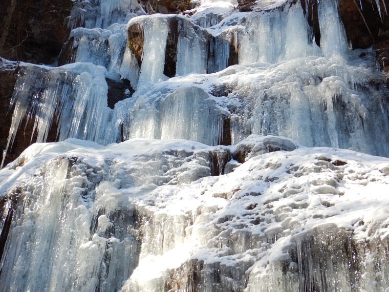 まるで氷の神殿！凍った滝を見に行く氷瀑観賞ハイキング・トレッキング〜四万伊香保